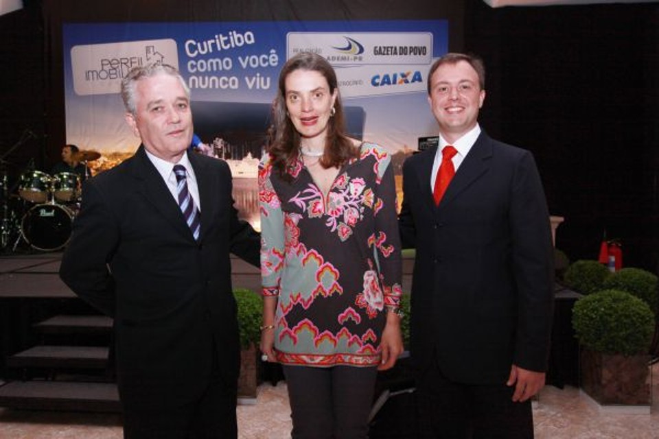 Ana Amélia Filizola e o presidente da Ademi-PR, Gustavo Selig (à dir.), foram os anfitriões do coquetel de lançamento do Perfil Imobiliário de Curitiba, nesta quinta-feira, no Castelo do Batel, promovido pela Gazeta do Povo e pela entidade que representa o mercado imobiliário local. Também na foto, Gueber Laux, gerente regional da Caixa Econômica Federal | Giuliano Gomes
