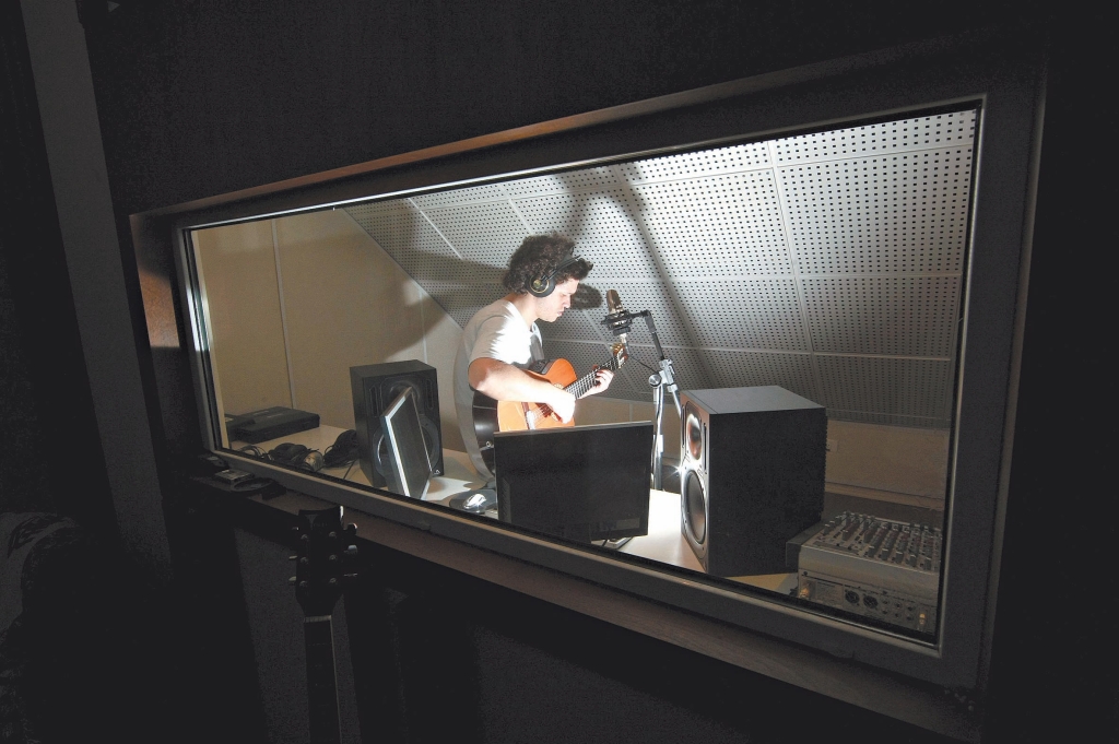 Às vezes, a vida afunila, e só mesmo o violão para salvar e apontar novos horizontes, diz Troy Rossilho | Albari Rosa/Gazeta do Povo