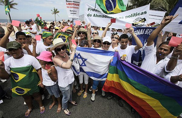 Manifestantes foram para a praia de Ipanema protestar contra as posições radicais do Irã | Sergio Moraes/Reuters