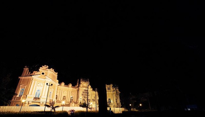 O Palácio da Guanabara, sede do governo do Rio de Janeiro, único prédio iluminado na vizinhança, durante o apagão |