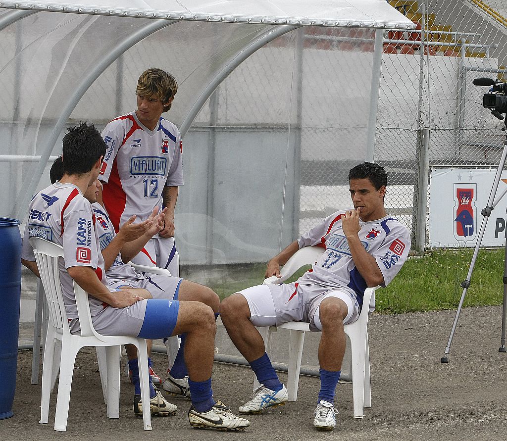 O zagueiro Montoya (à esq.), o volante João Paulo (12) e o lateral Murilo (à dir.) momentos antes do treino da tarde, que chegou a ser cancelado por falta de pagamento | Rodolfo Bührer/ Gazeta do Povo