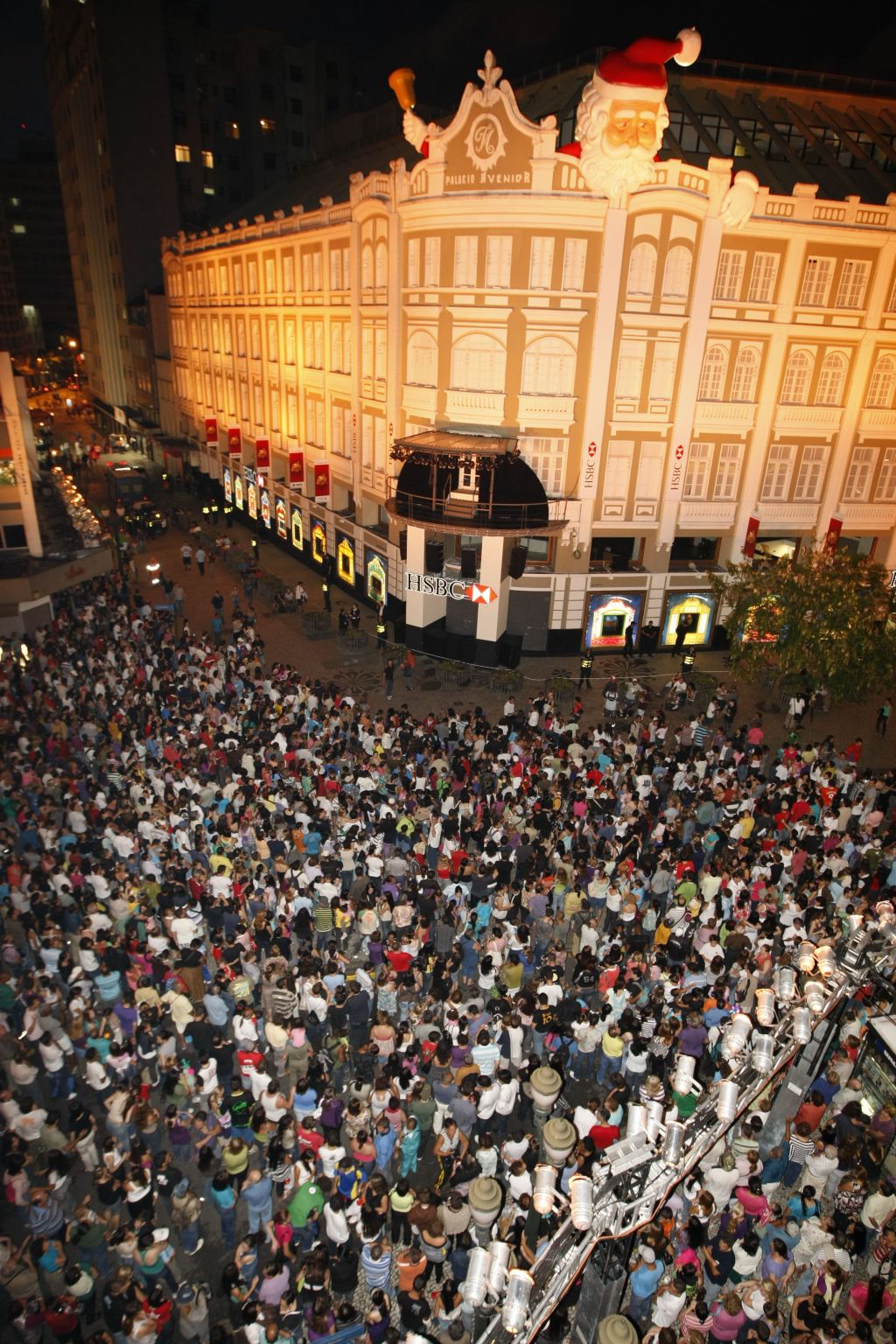 Plateia acompanha exibição de 160 crianças nas janelas do edifício | Antonio Costa/Gazeta do Povo