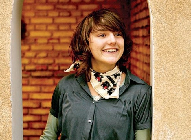 A cantora adolescente Mallu Magalhães se apresenta no Lupaluna 2009 |