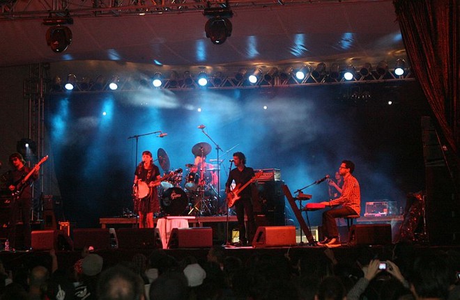 A banda de Mallu Magalhães na apresentação no palco Ecomusic, do Lupaluna 2009 | 