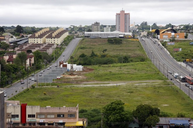 Terreno que ficou décadas abandonado entre a Avenida do Paraná e a rápida Jovino do Rosário terá condomínio padrão econômico | 