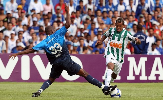 Experiência x Experiência: Claudio Caçapa, 33 anos, tenta parar Marcelinho Paraíba, 34 anos; Cruzeiro do zagueiro mineiro sobrepujou Coritiba do atacante paraíbano |