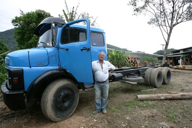 Daniel Manoel da Silva na frente do caminhão, agora reformado, que segurou o segundo piso da sua casa |