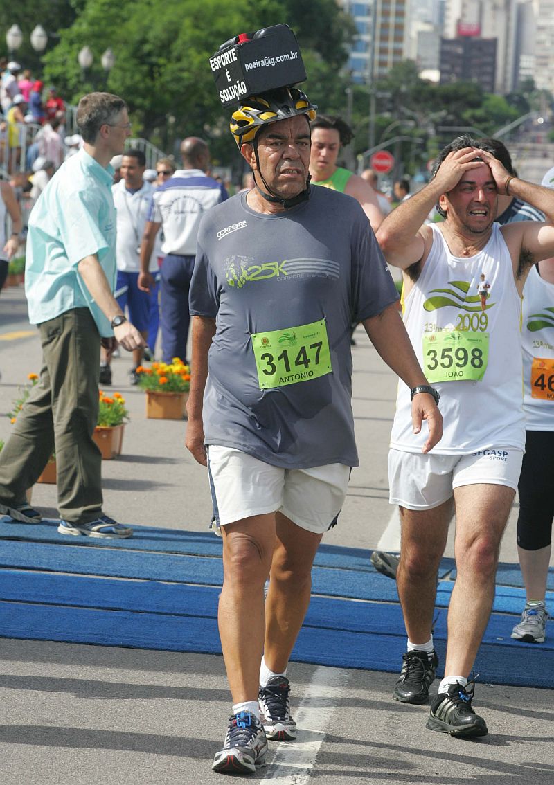Atleta anônimo com a mensagem (que não aparece nesta foto) "Obesidade é opção" na traseira e "Esporte é solução" na lateral foi uma das figuras curiosas a participar da Maratona de Curitiba | Ivonaldo Alexandre/Gazeta do Povo