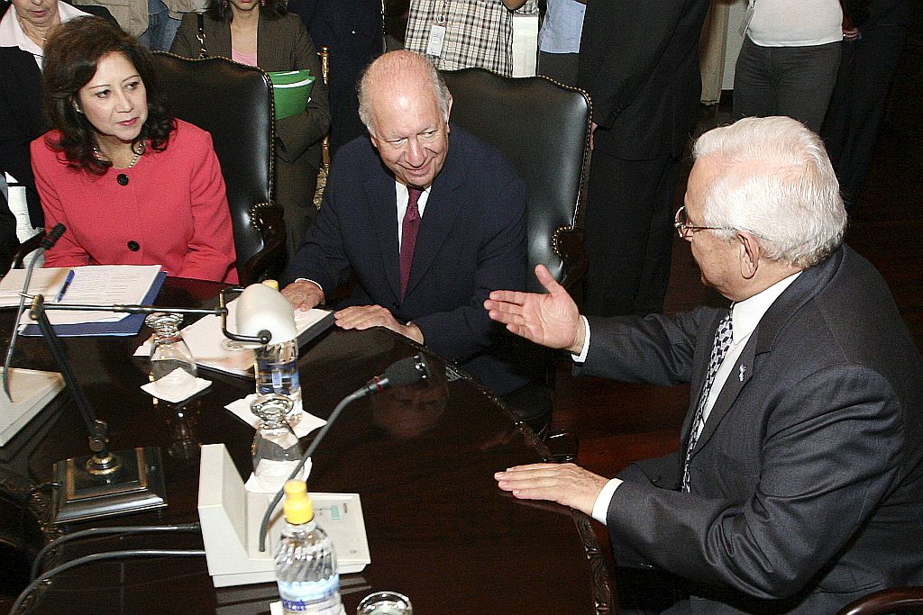 Presidente golpista, Roberto Micheletti (esquerda) em conversa com a secretária de trabalho do Estados Unidos e o ex-presidente chileno, ambos integrantes da comissão que vai verificar o cumprimento do acordo | Reuters