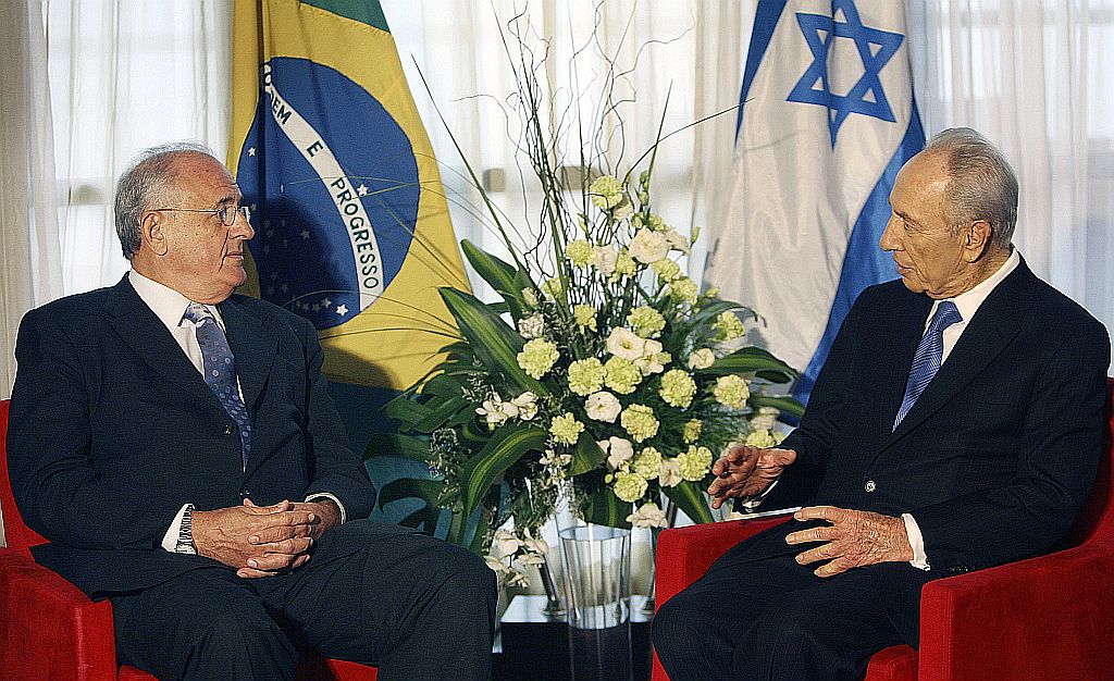 Presidente israelese Shimon Peres (esquerda) se encontrou com o Ministro brasileiro da Defesa, Nelson Jobim | Reuters