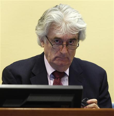 Karadzic compareceu ao tribunal de Haia na terça-feira pela primeira vez desde o início do seu julgamento por genocídio, mas pediu mais tempo para preparar sua defesa | Reuters