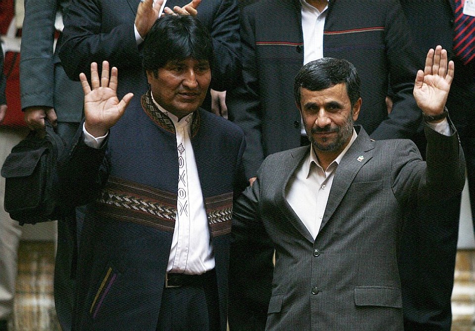 Evo Morales (esquerda) elogiou postura anti-imperialista de Ahmadinejad durante visita do presidente iraniano à Bolívia | Reuters
