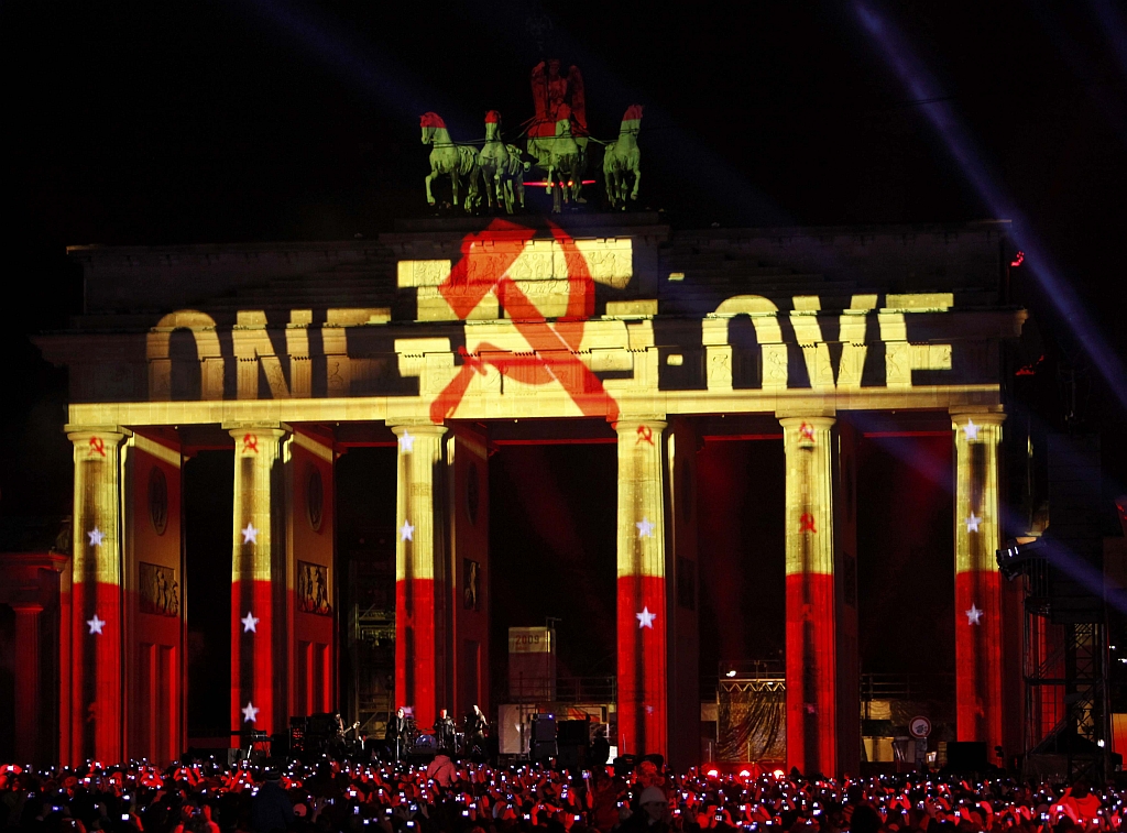 Portão do Muro de berlim foi palco de show da banda irlandesa U2 nesta quinta-feira | Reuters