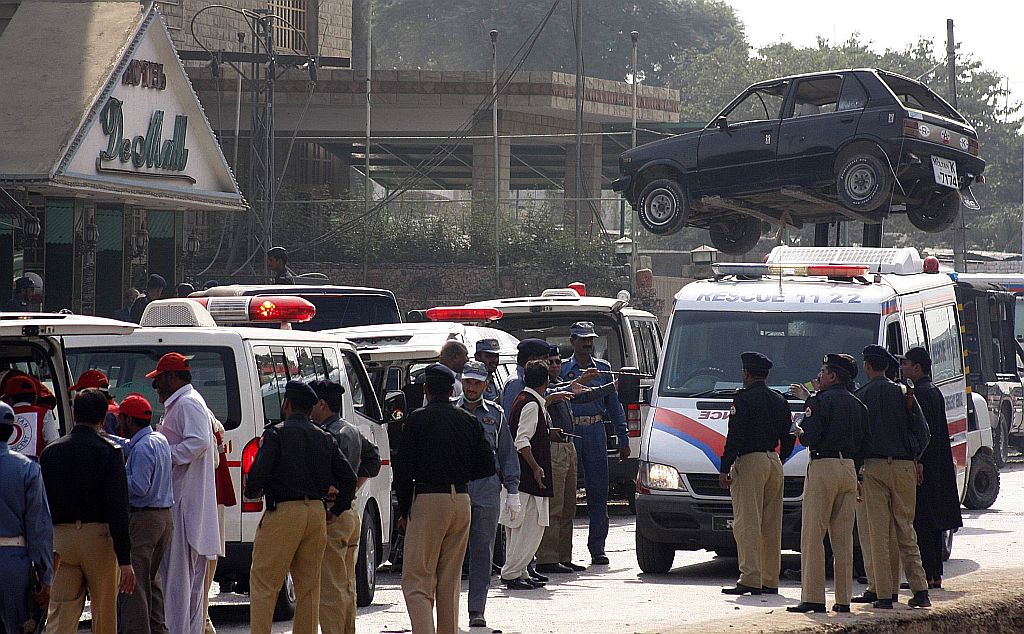 Médicos e policiais no local do atentado, em Rawalpindi: governo anunciou recompensa pela captura do líder do Taleban | Stringer/Reuters