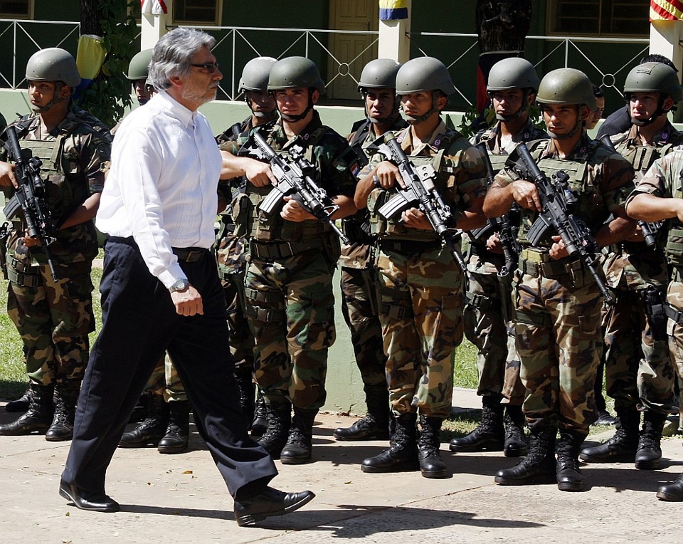 Presidente paraguaio, Fernando Lugo, nomeou novos comandantes para as forças armadas do país | Reuters