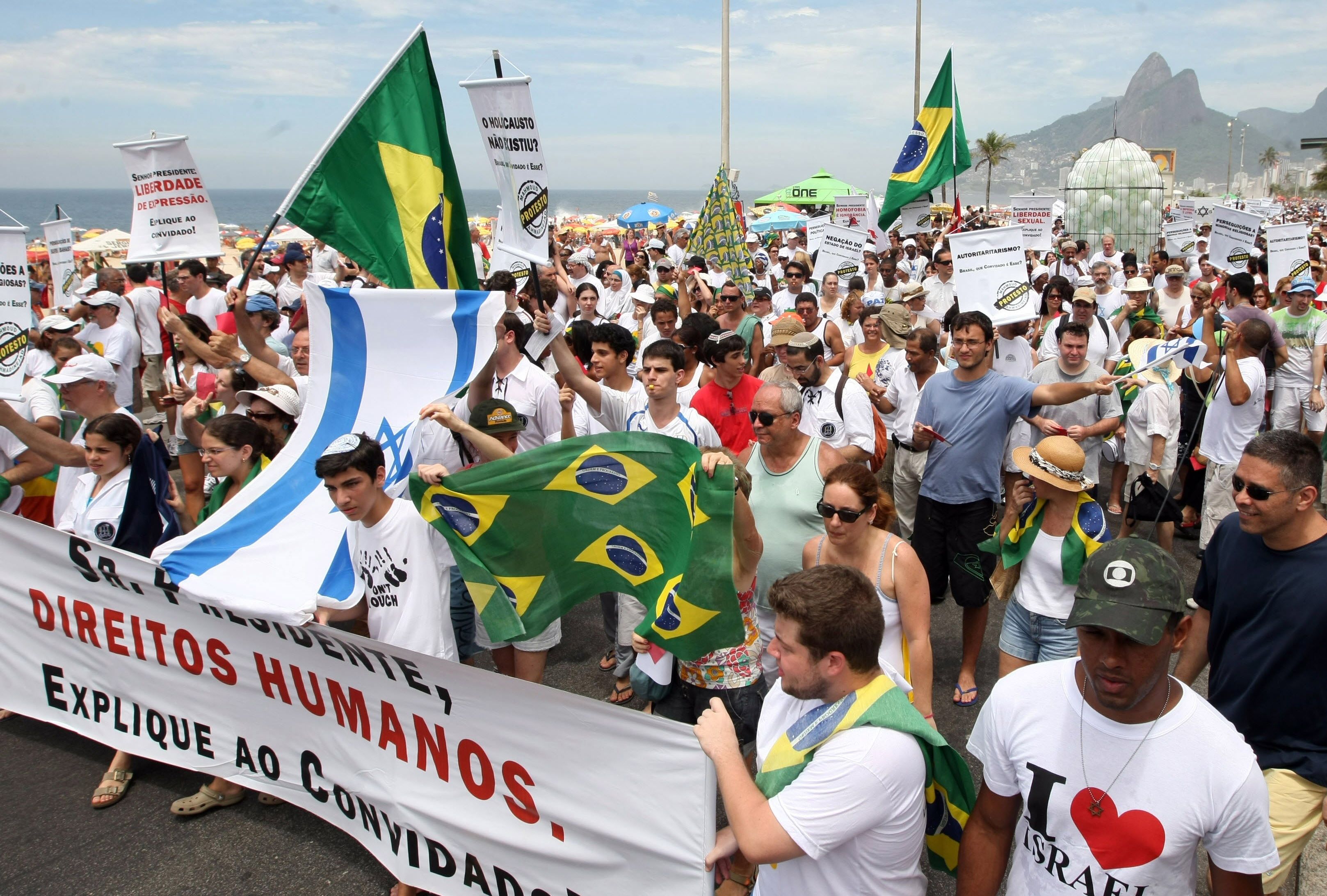 Manifestantes pediam ao presidente Luiz Inácio Lula da Silva para que não faça acordos com o governo do Irã | AFP PHOTO/Eduardo Romero