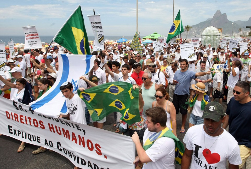 Manifestantes pediam ao presidente Luiz Inácio Lula da Silva para que não faça acordos com o governo do Irã | AFP PHOTO/Eduardo Romero