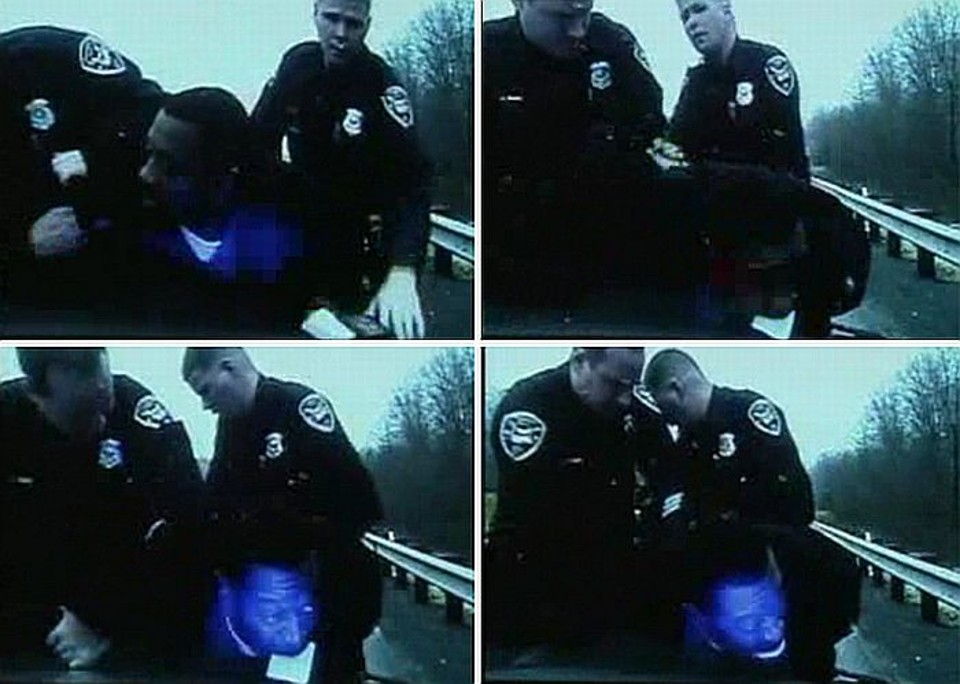 Policiais não viram momento em que o suspeito pega papel com a boca e o engole | Reprodução
