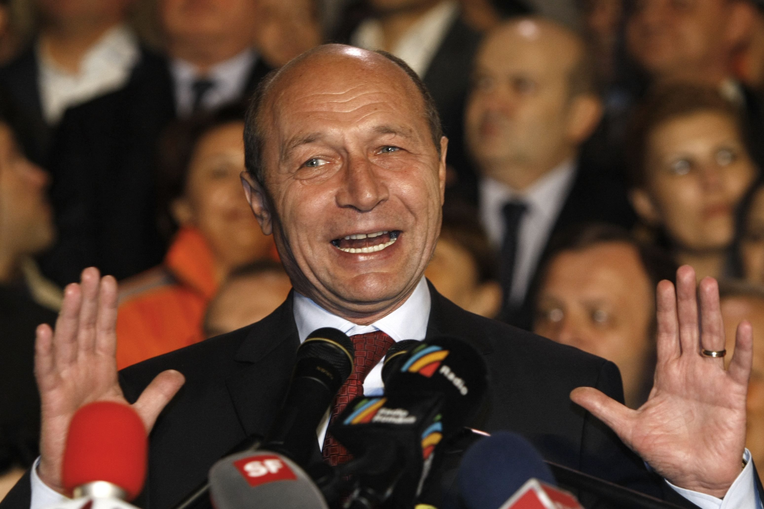 O atual presidente, Traian Basescu, recebeu entre 33% e 34% dos votos e vai disputar com o líder da esquerda | REUTERS/Bogdan Cristel