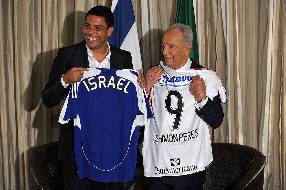 O jogador Ronaldo (esquerda) trocou camisas de futebol com o presidente israelense em São Paulo | AFP