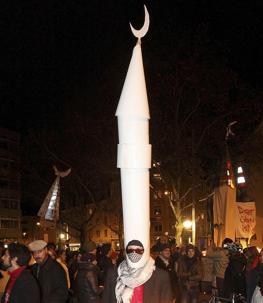 Em Zurique, manifestante protesta após o resultado do referendo que proíbe a construção de minaretes | Arnd Wiegmann/Reuters