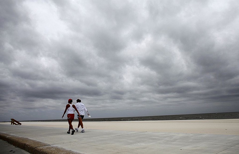 Moradores do estado americano Mississipi caminham na costa americana enquanto o Fenômeno climático Ida se aproxima | Reuters