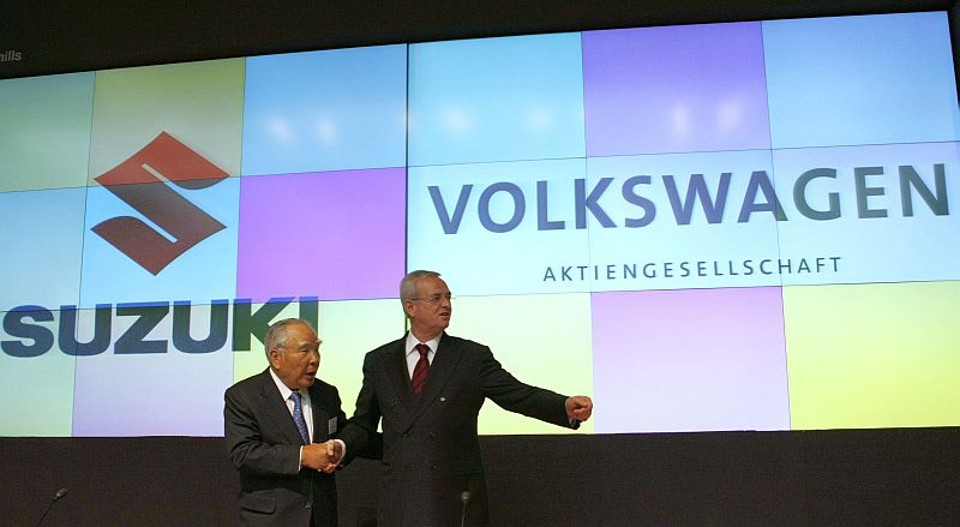 O presidente da Suzuki Motor, Osamu Suzuki e o executivo-chefe da Volkswagen, Martin Winterkorn, durante o acordo entre as duas empresas | Issei Kato/Reuters