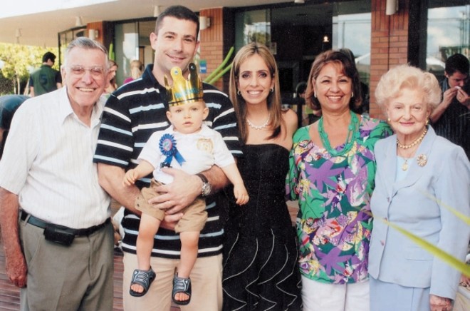LINDA FESTA - O primeiro aniversário de Giorgio, filho de Andréia e Antenor Frasson Junior, foi comemorado com animada festa no Clube Curitibano, com decoração que encantou os convidados. O pequeno aniversariante recebeu os parabéns dos pais, dos avós, os queridos amigos Tereza e Afonso Macedo e da jornalista | 