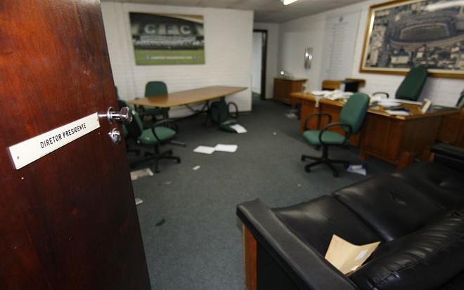 Nem a sala do presidente Jair Cirino foi poupada pelos vândalos, que arrombaram o local |