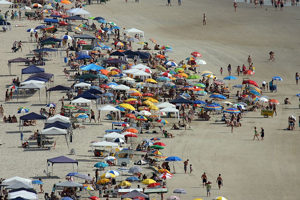 Calor intenso fez movimento em Caiobá começar cedo | Hedeson Alves/Gazeta do Povo