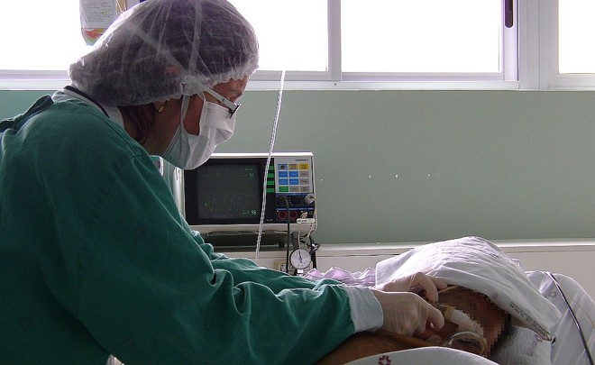 No Hospital de Clínicas da UFPR, equipe desenvolveu técnica para melhorar condições respiratórias do paciente, a partir da observação do que aumentava os riscos de morte | 