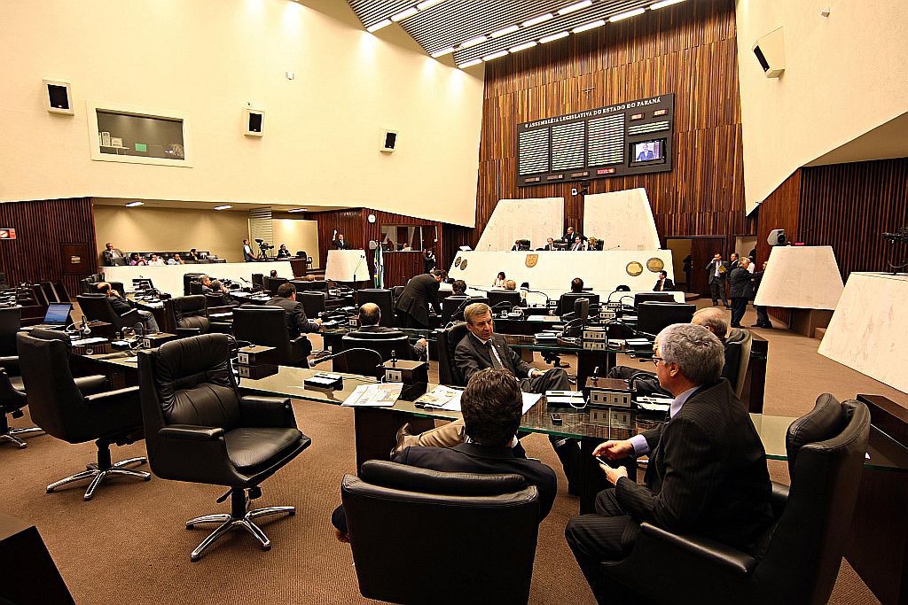 Plenário da Assembleia, na sessão de ontem: projetos que criam despesas para os contribuintes chegaram à Casa nesta semana e já foram aprovados | Albari Rosa/ Gazeta do Povo