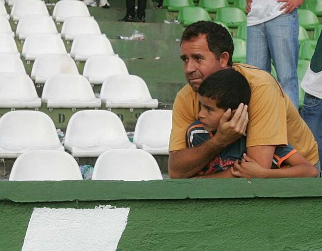 Durante o confronto, torcedor precisou proteger criança assustada | 