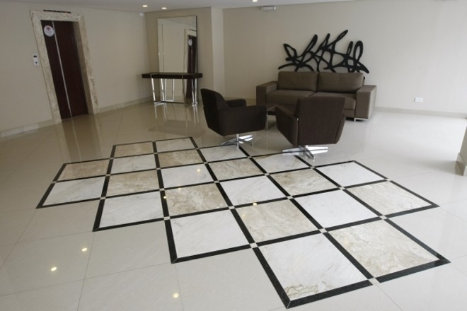 Um hall com três entradas permitiu que a arquiteta Juliana Korman explorasse desenhos diferentes nos ambientes |