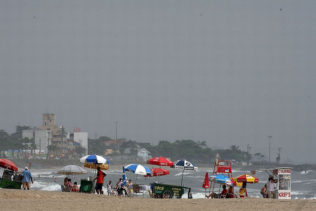 A véspera de Natal começou chuvosa em todo Litoral, mas a garoa não espantou os veranistas | Hedeson Alves/Gazeta do Povo