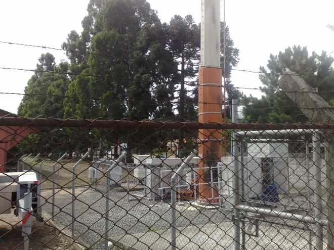 A torre está localizada dentro do pátio de uma madeireira | 