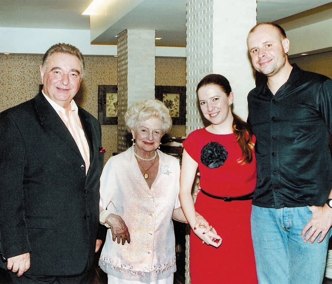 NOVO CARDÁPIO - Em seu novo espaço gastronômico, o Hotel Rochelle ofereceu prestigiado jantar em nossa homenagem. O encontro, com a presença do presidente da Confraria dos Super Gourmets, reuniu animado grupo amigo, que não poupou elogios ao delicioso cardápio. Na foto, Romualdo José Denega, a jornalista, a cônsul da Polônia, Dorata Barys, e o jornalista Luigi Poniwass | 