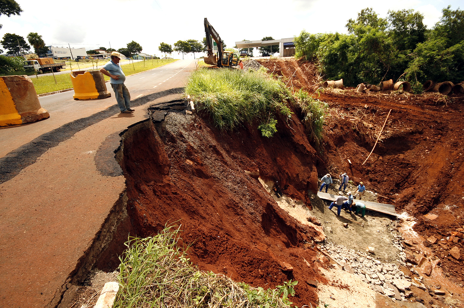 A ação das enxurradas também desprendeu parte do aterro da Avenida Jinroku Kubota, rompendo o meio-fio e cerca de um metro de largura do asfalto por sete metros de extensão da pista | André Renato/PMM