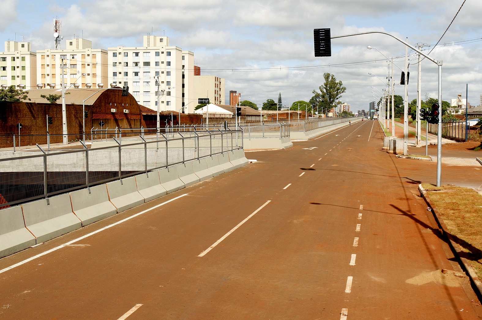 A Via Expressa permite a integração do trânsito de veículos desde o viaduto da avenida Centenário, opção de entrada da BR 376, até a avenida Pedro Taques | André Renato/PMM