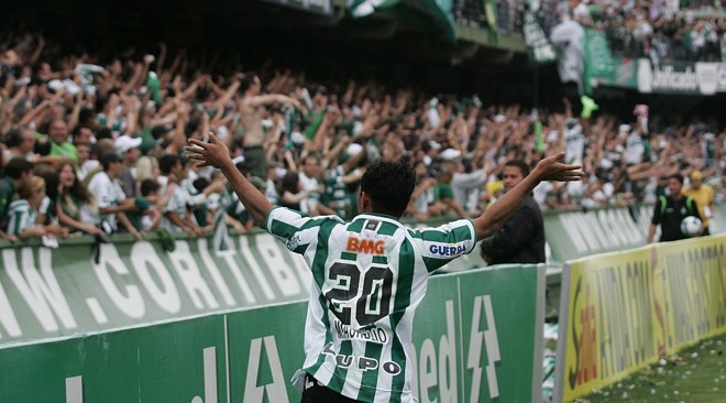 Marcos Aurélio fez o gol no último lance do Atletiba e correu para festejar com a torcida |
