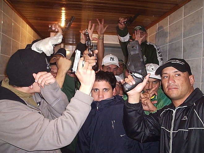 Fotos divulgadas ontem pela Secretaria de Segurança Pública do Estado do Paraná e que foram encontradas no computador do torcedor coxa-branca Alan Ribeiro, um dos presos pela confusão no Couto Pereira | 