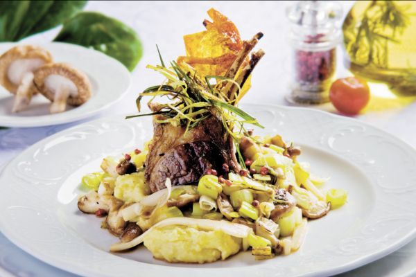 Carré de cordeiro de leite braseado servido com polenta cremosa e sauté de alho France e shitake, do chef Luciano Guimarães |