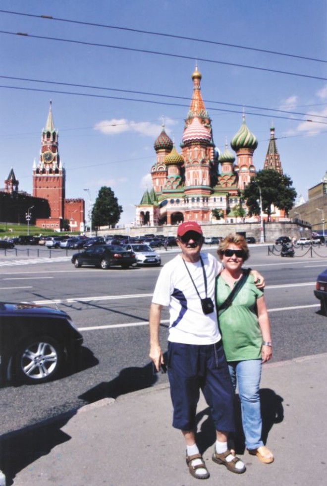 Na Praça Vermelha, marco arquitetônico de Moscou, o casal Décio e Sônia 