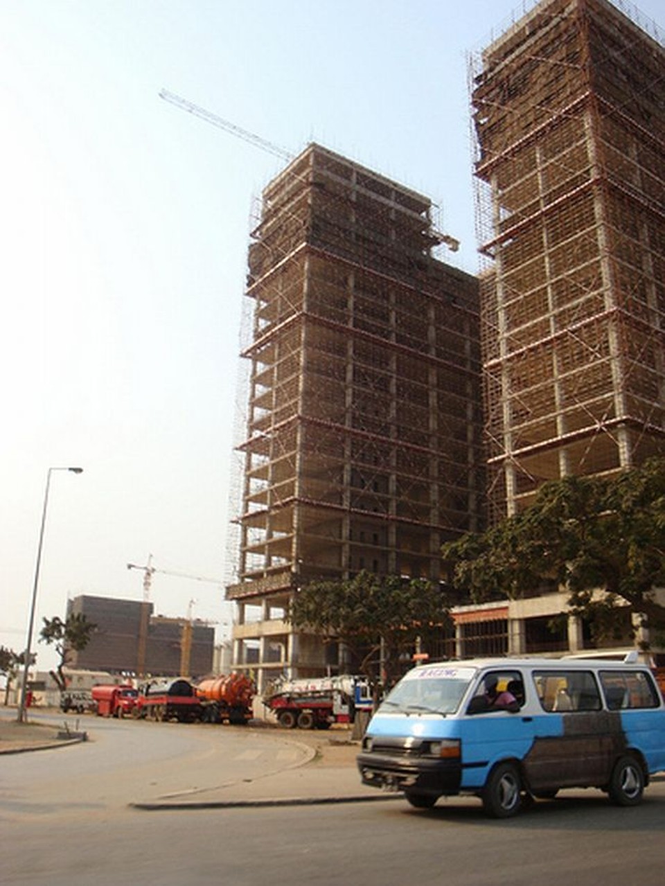 Luanda é a cidade mais cara do mundo Construção na capital da Angola: dois quartos por US$ 7 mil mensais | Chimpanz Ape/CreativeCommons