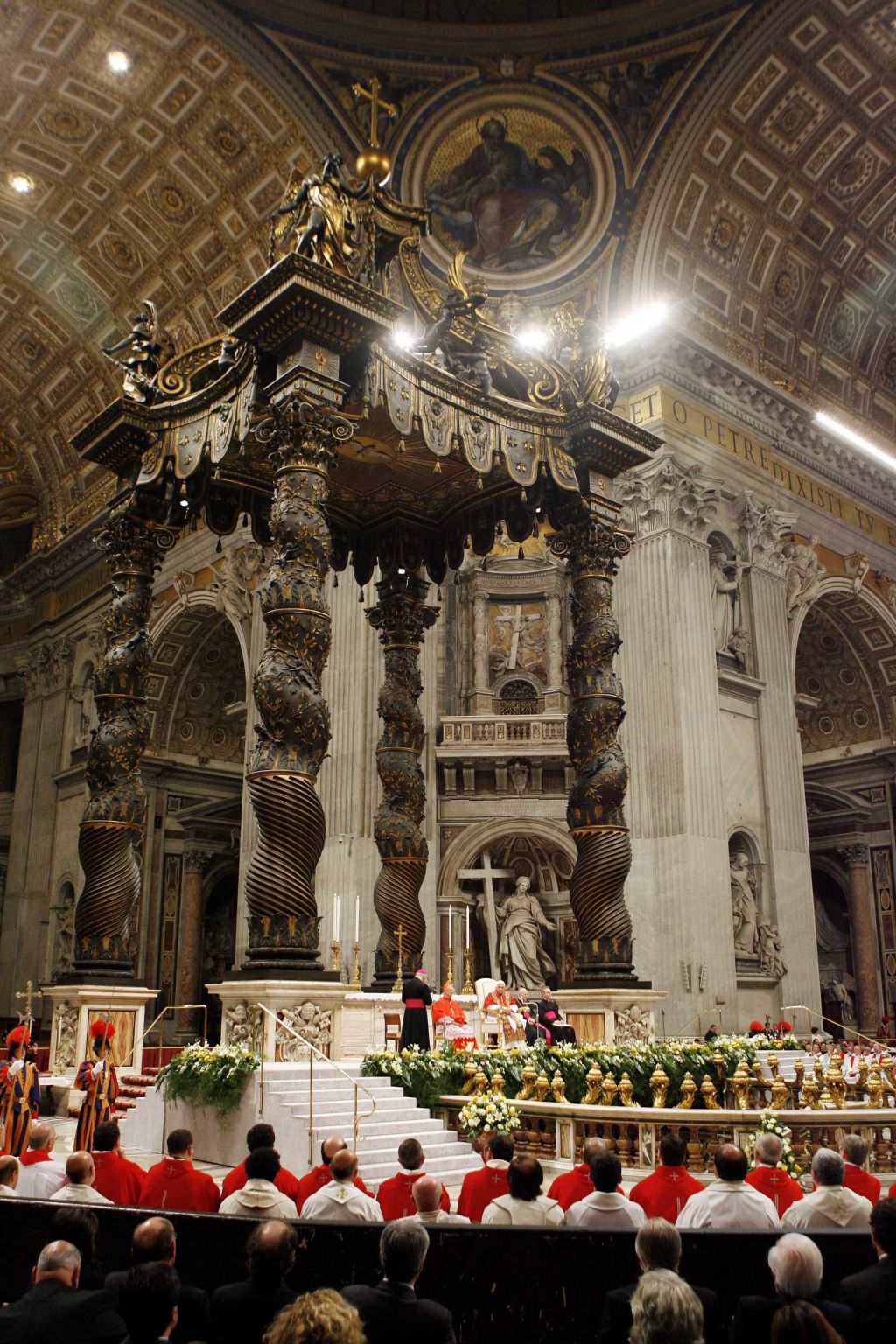 Bento XVI no Vaticano: no centro do altar, o crucifixo recomendado pelo Papa | Gianpiero Sposito/Reuters