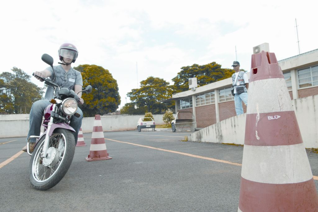 Evergton Oliveira passa no exame de moto faltando apenas dois dias para o vencimento do prazo. Candidato investiu R$ 750 nos procedimentos exigidos para obtenção da carteira nacional de habilitação | Fábio: Fábio Dias/Jornal de Maringá