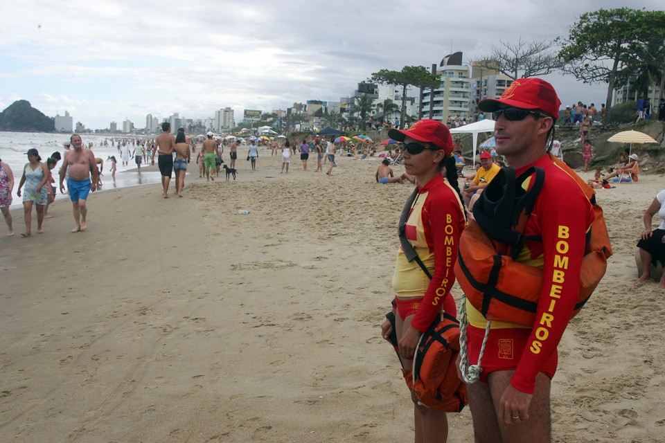 Orientação do Corpo de Bombeiros é de que veranistas só entrem no mar onde houver guarda-vidas | Rodolfo Bührer / Gazeta do Povo