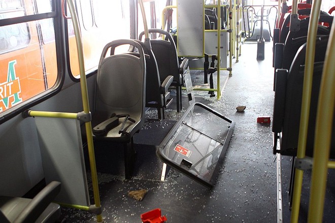 Alvo preferencial dos vândalos em dia de jogos, os ônibus não passaram impunes pela revolta do rebaixamento coxa-branca: 34 foram danificados |