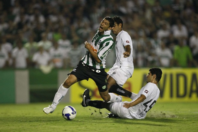 Rômulo sofre o pênalti que, aos 41 minutos, decidiu a vitória sobre o Atlético-MG |
