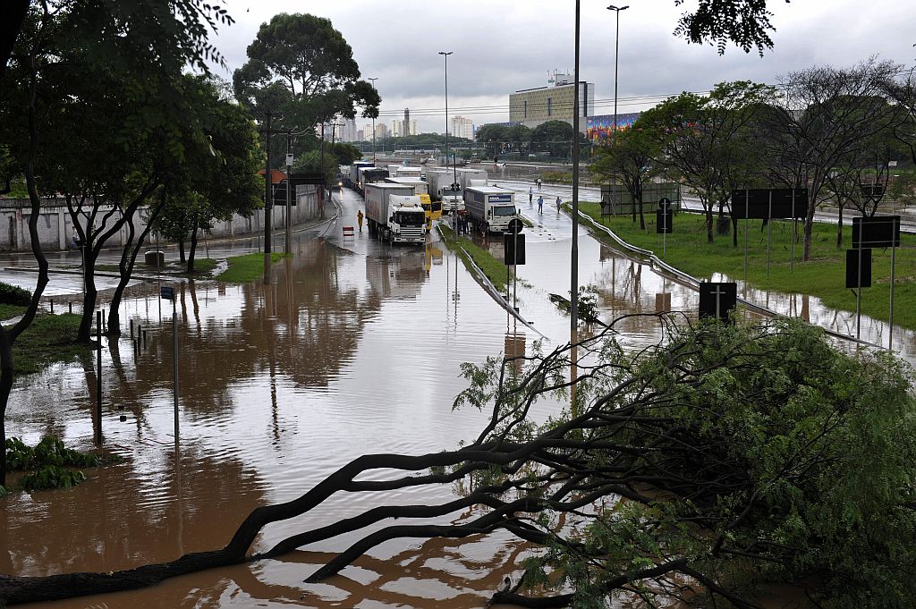 Marginal Tietê ficou completamente alagada após fortes chuvas que atingiram São Paulo | Mauricio Lima / AFP Photo